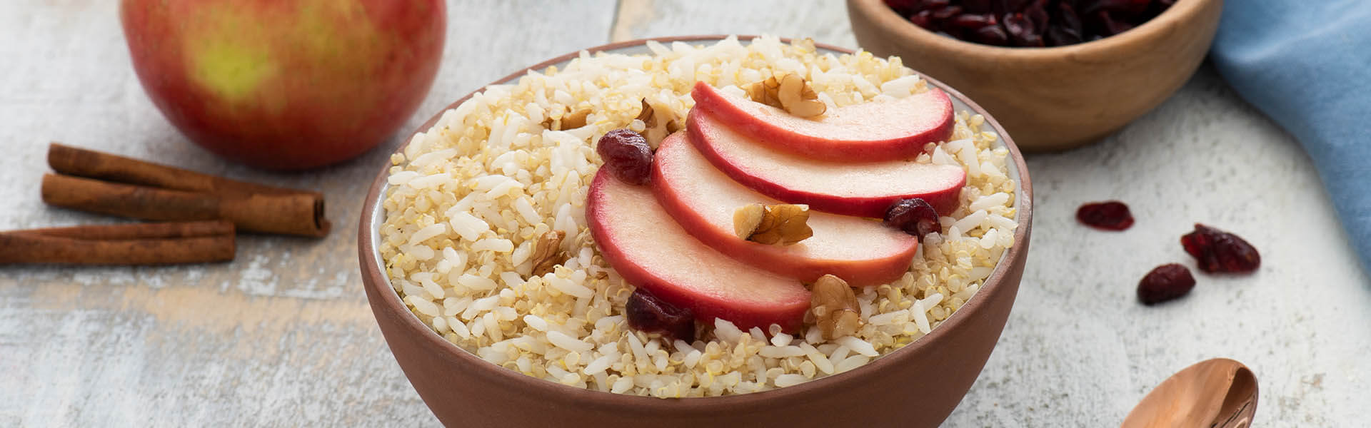 Desayuno con arroz, quinoa, manzana y canela