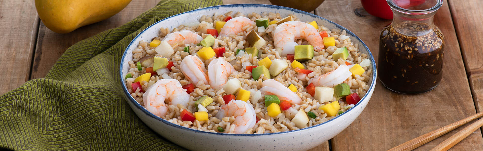 Ensalada de arroz integral con camarones, naranja y sésamo