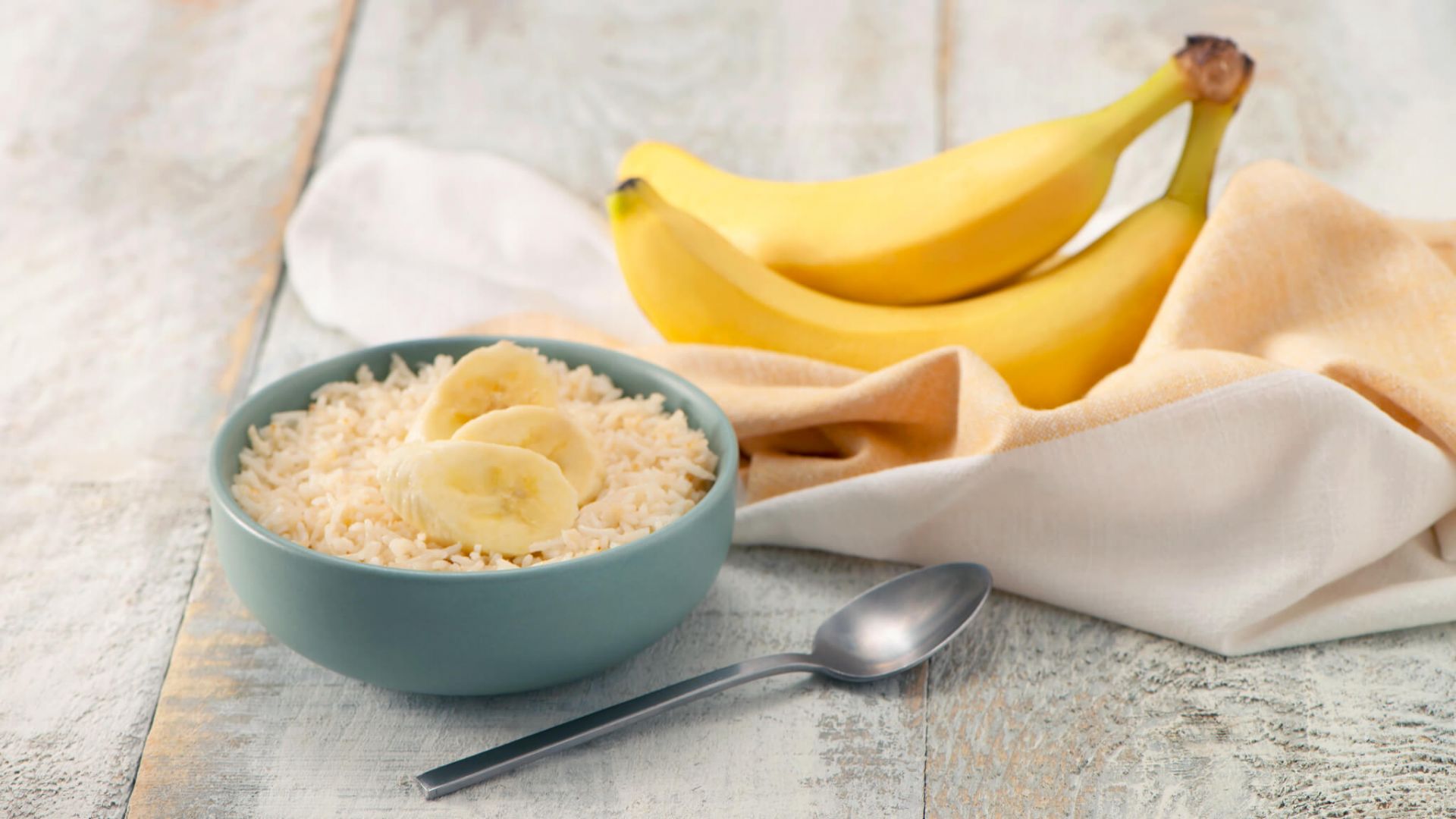 Desayuno de arroz basmati con plátanos