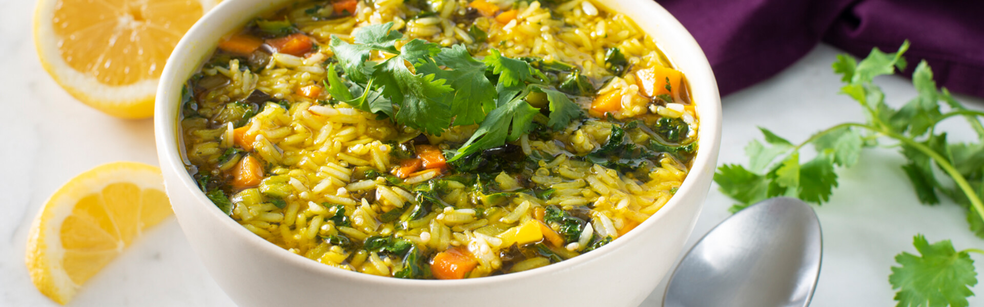 Sopa de verduras con curry y quinoa