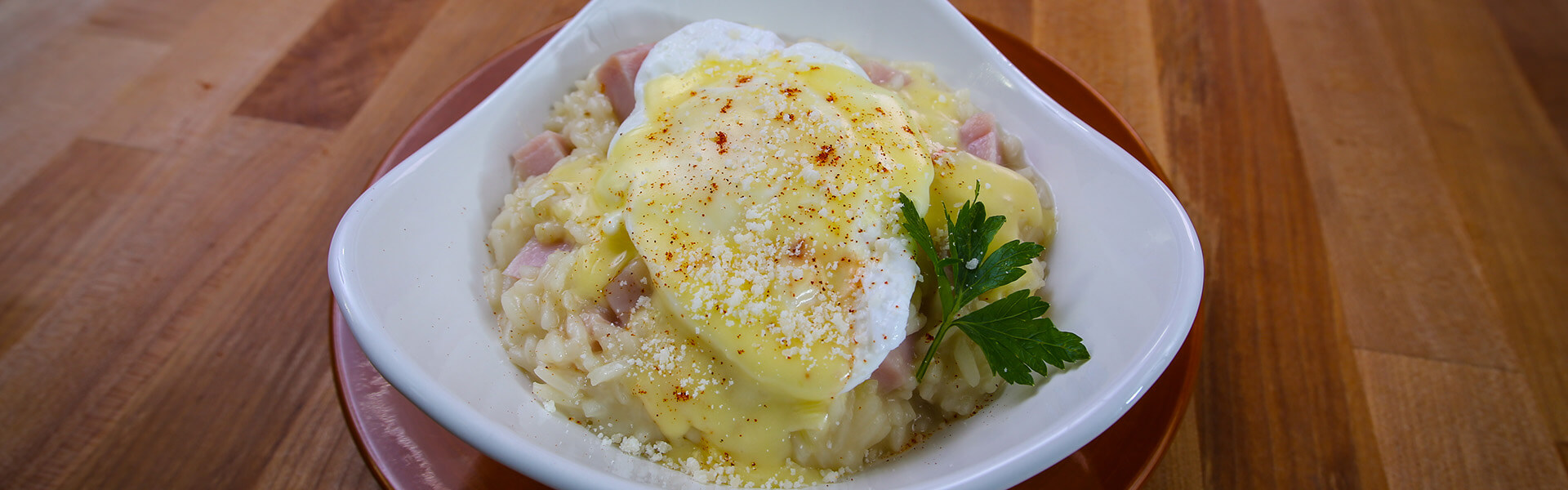 Risotto con huevos benedictinos y salsa holandesa