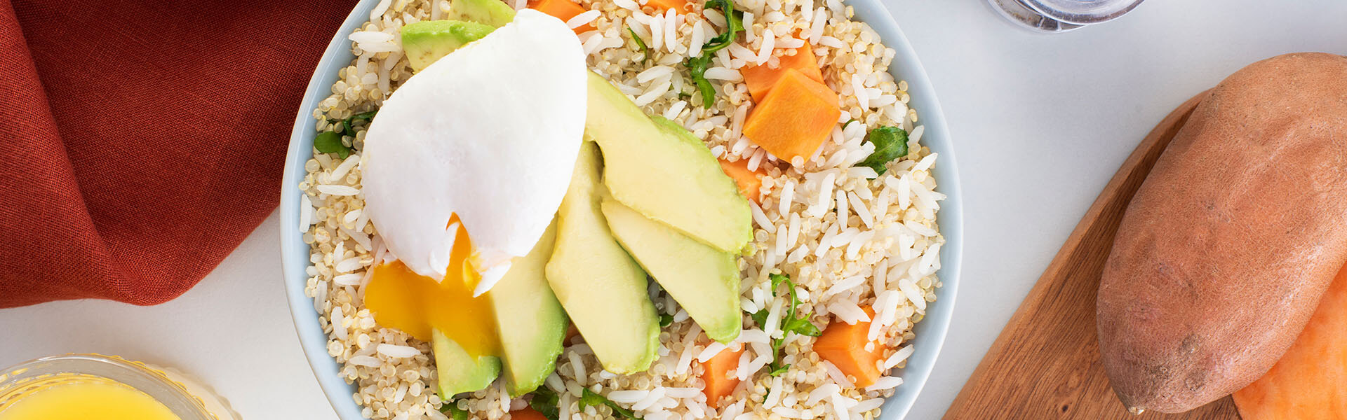 Tazones de desayuno con camote, arroz jazmín y quinoa