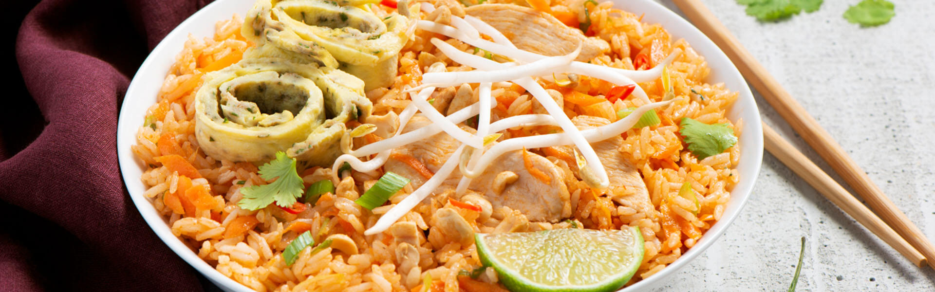 Pad Thai de arroz frito con tortilla japonésa