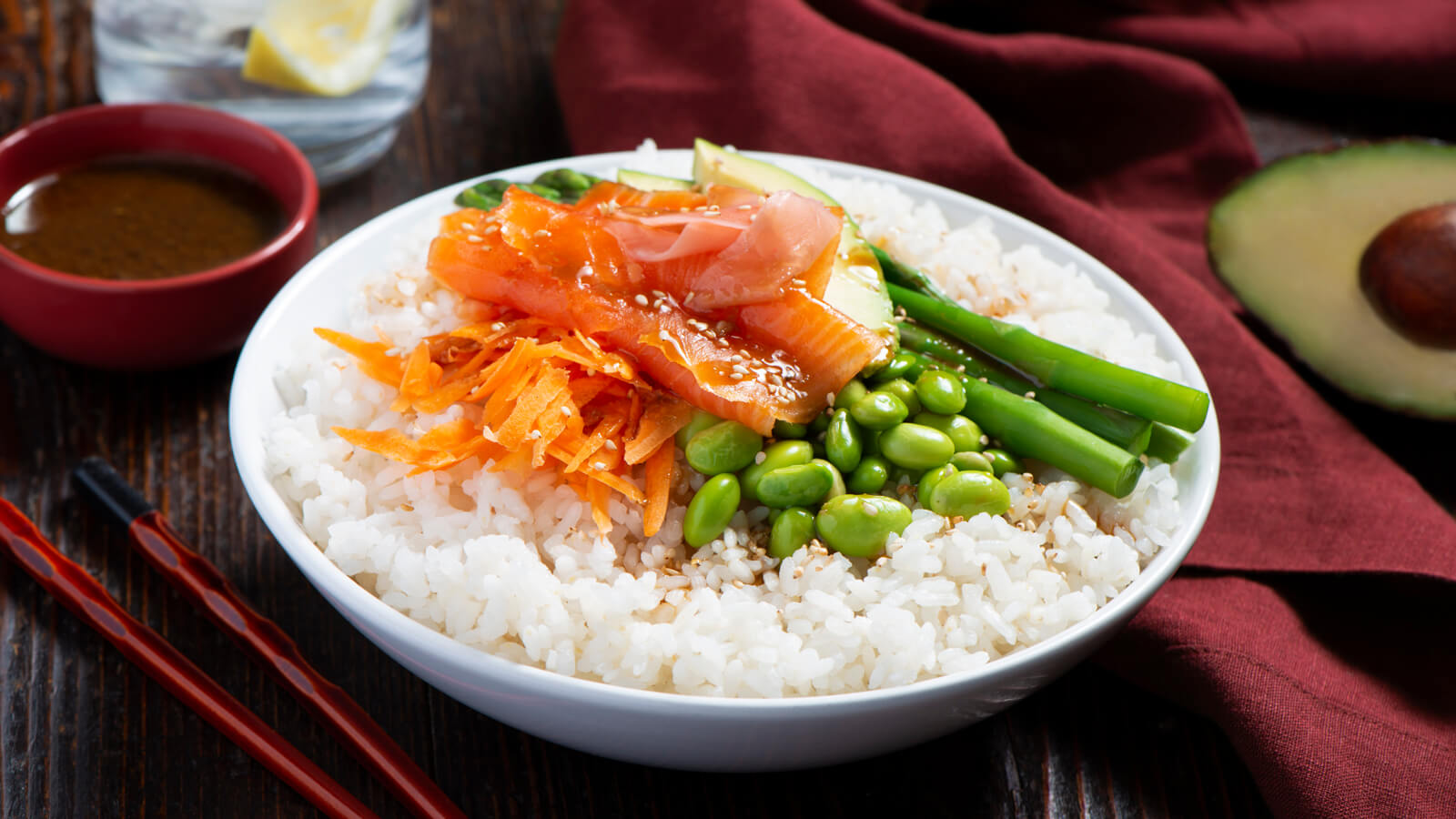 Poke bowl con arroz glutinoso y salmón ahumado