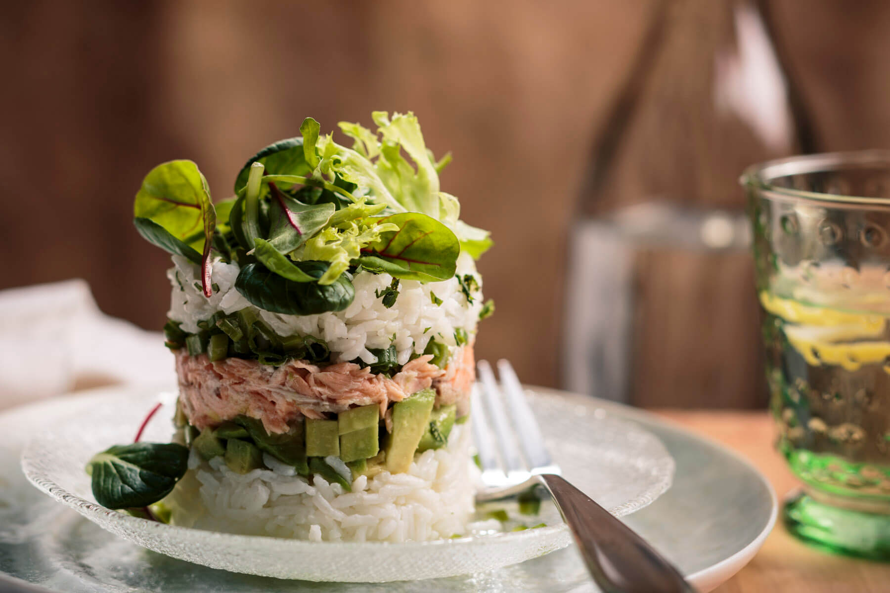 Torres picantes de aguacate y salmón con arroz jazmín