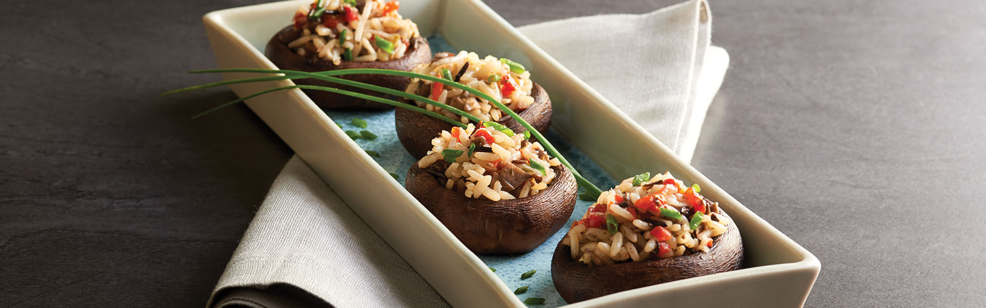 Champiñones rellenos de arroz salvaje