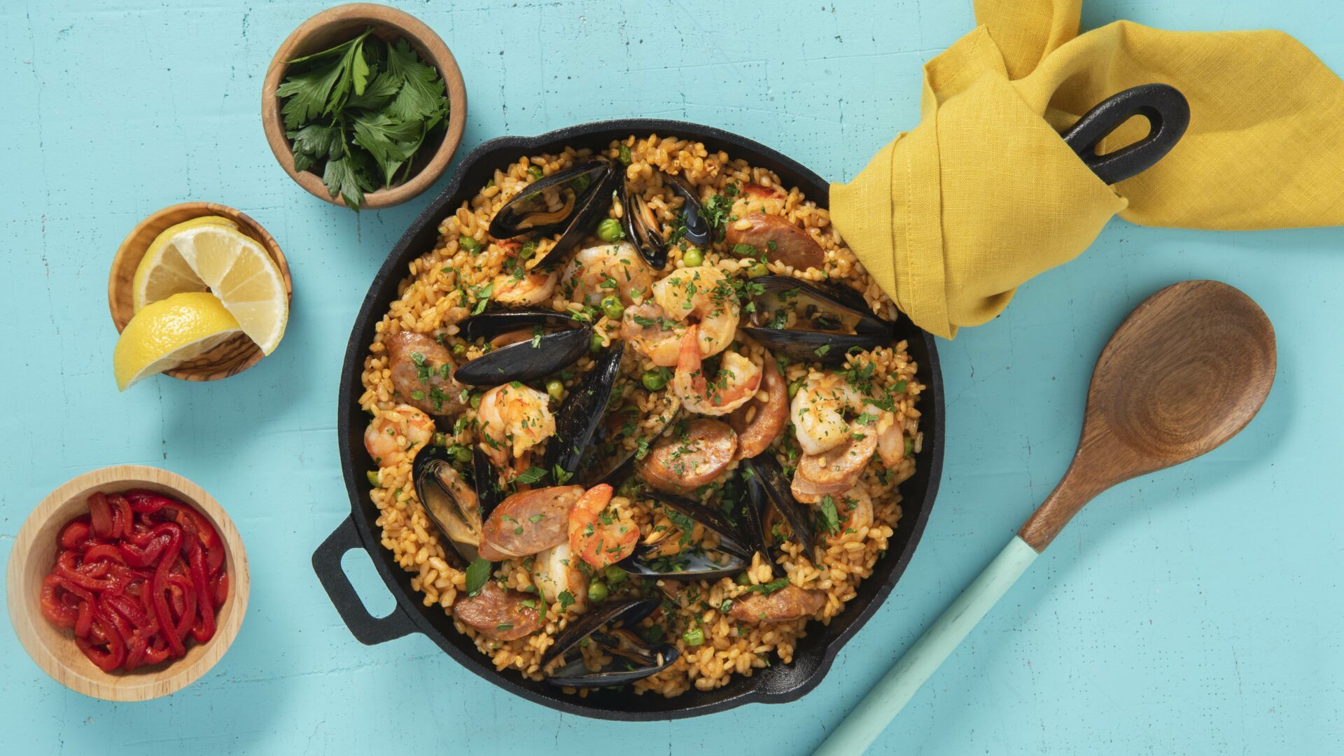 Paella tradicional con chorizo y camarones