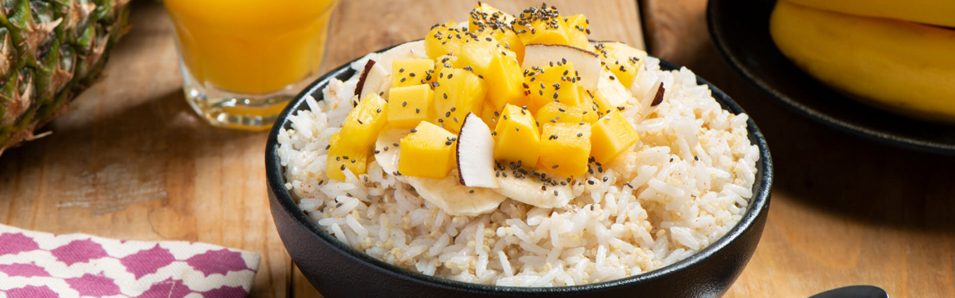 Tazón de desayuno con arroz jazmín y frutas tropicales