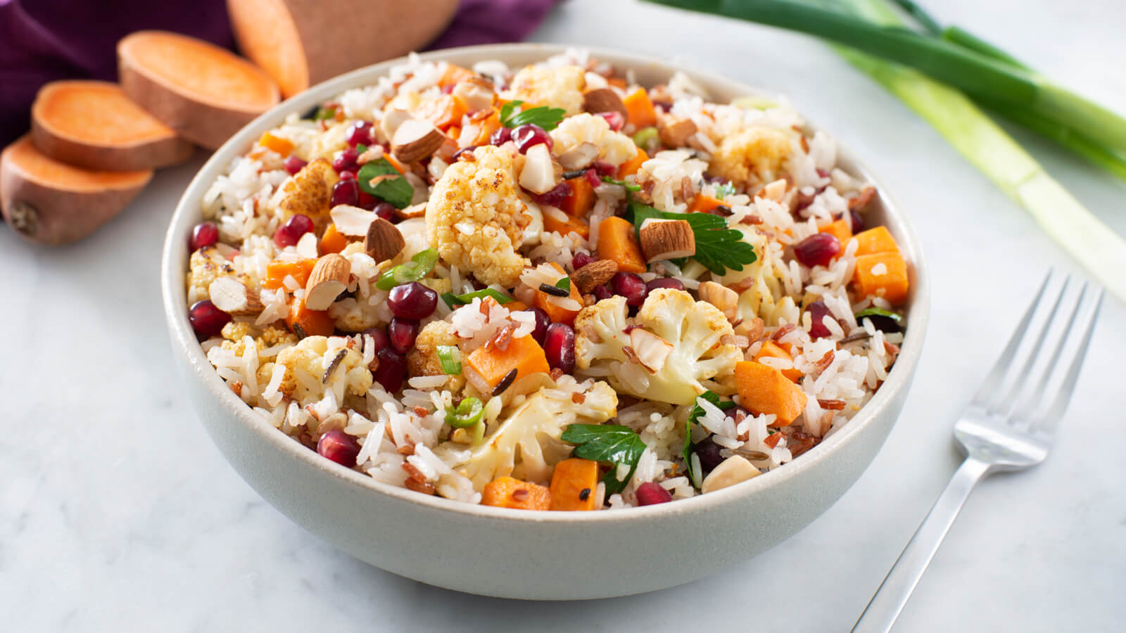 Ensalada de arroz salvaje con camote asado y coliflor