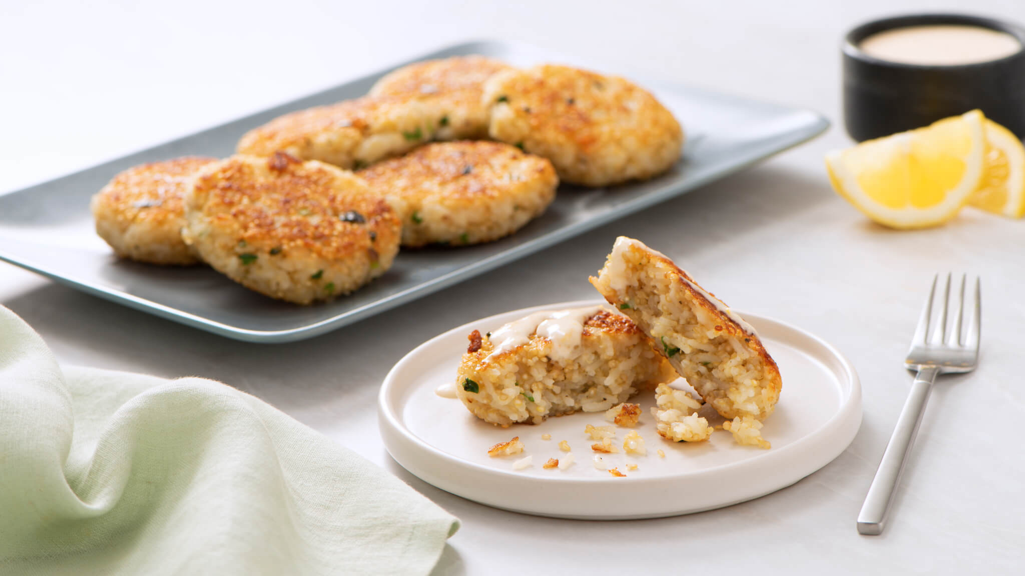 Cakes de quinoa, jalapeño y queso con aioli