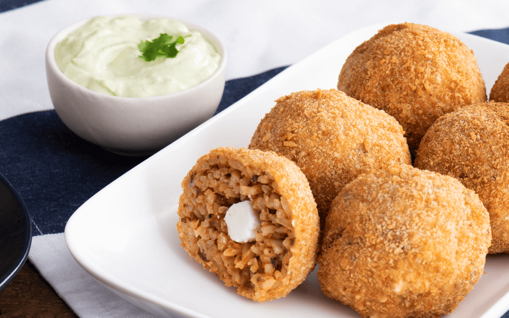 Croquetas de arroz y chorizo picante con crema de aguacate