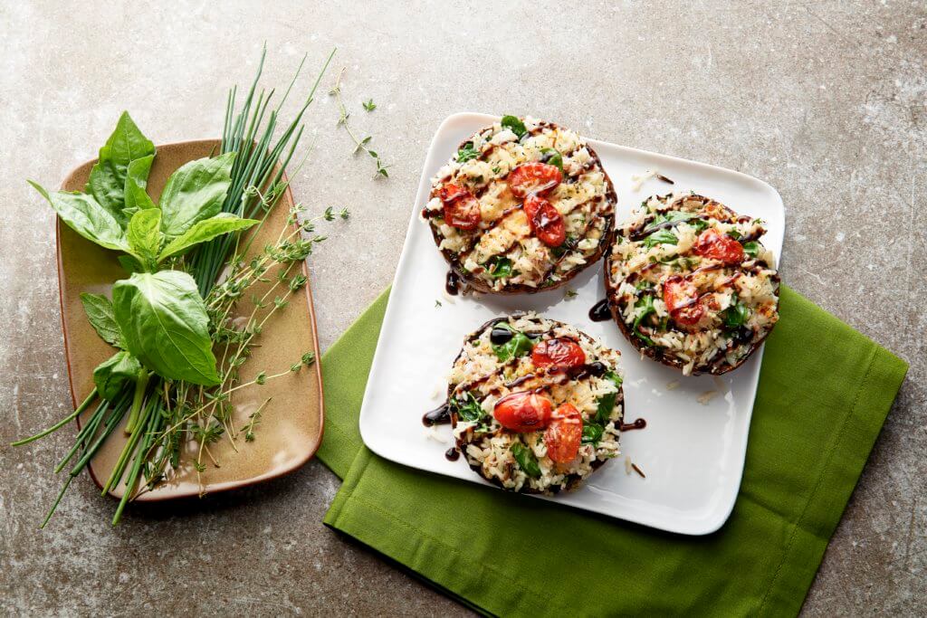 Portobellos rellenos con arroz salvaje, queso de cabra y espinacas