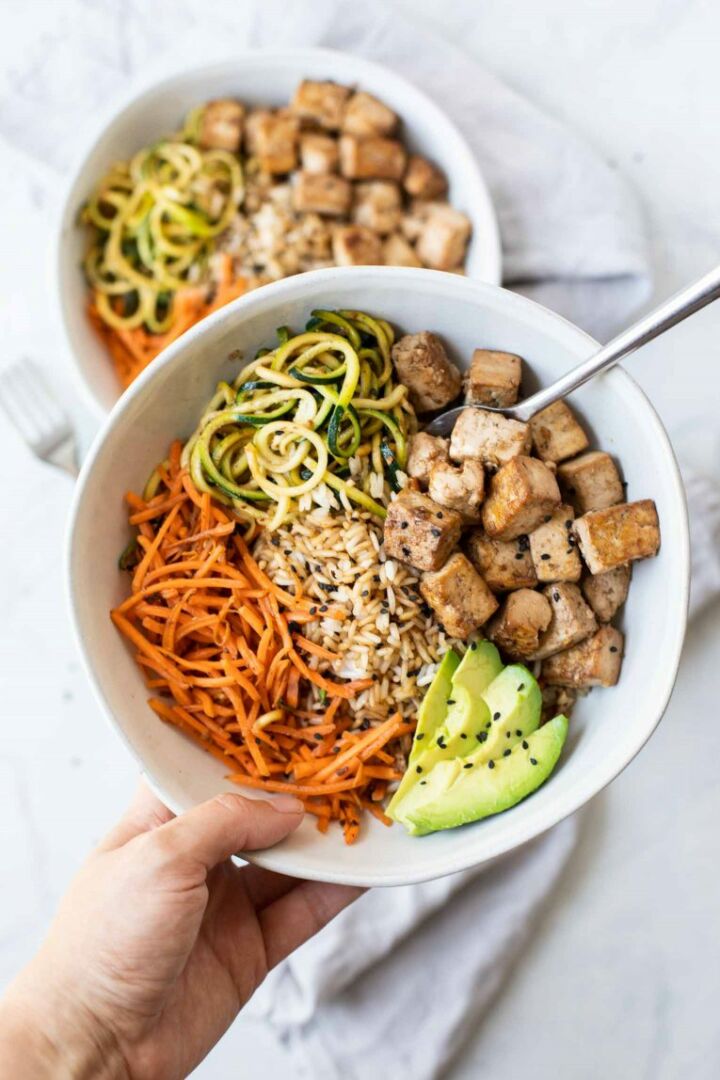 Bowl de arroz con tofu al estilo asiático