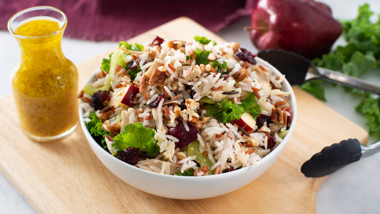 Ensalada de kale y arroz salvaje con pollo y aderezo cítrico