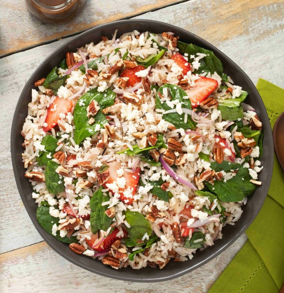 rice-salad-with-wild-rice-jasmine-rice-strawberries-and-spinach